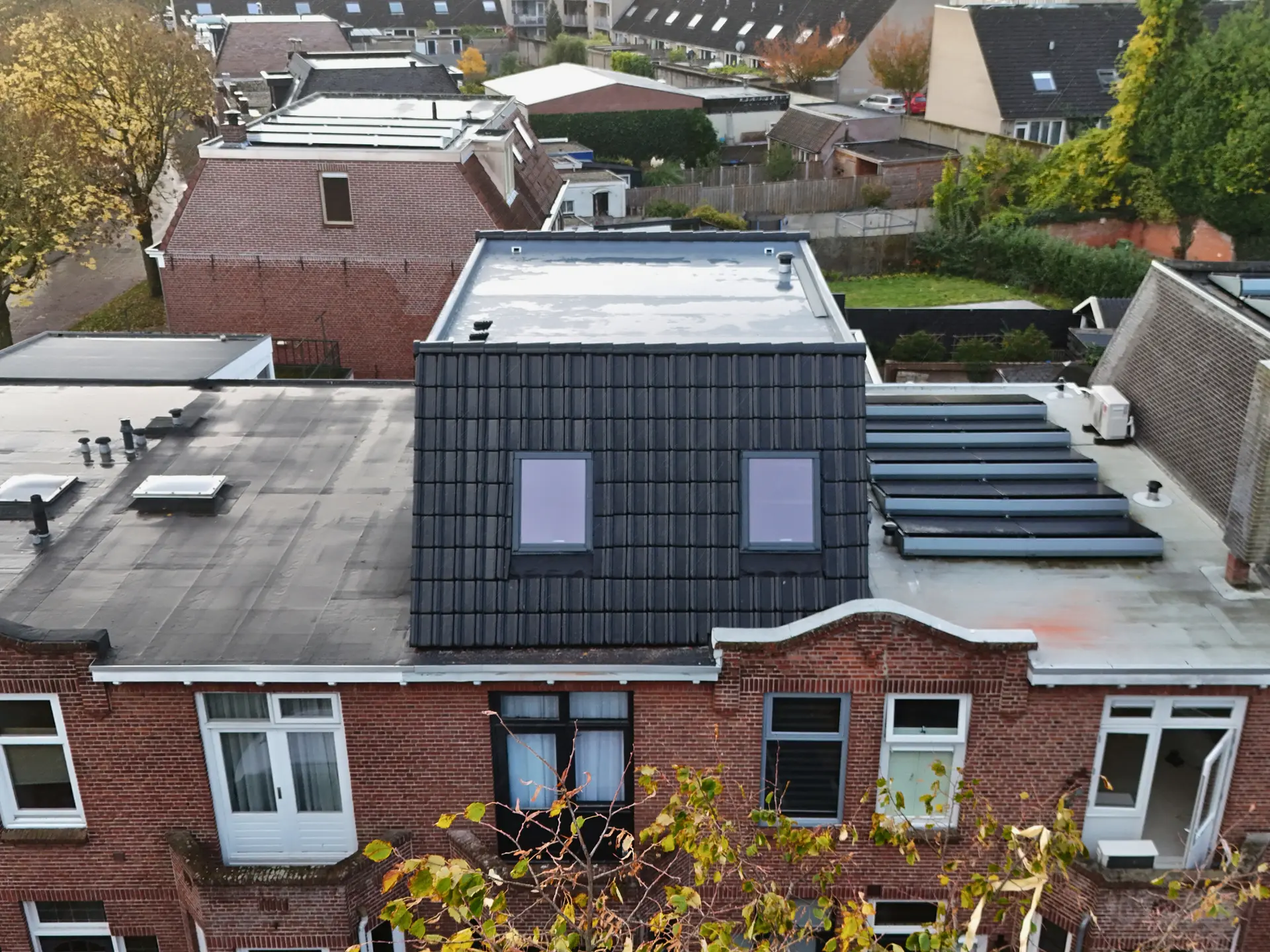 Nieuwe dakpannen met dakraam